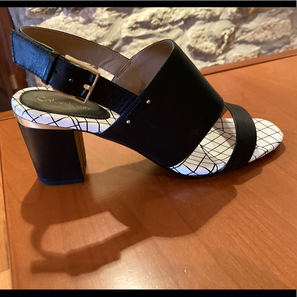 Chunky heel black sandals with patterned insole, metal accent on back heel